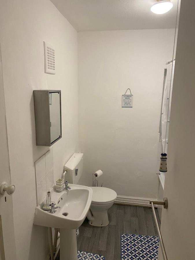 Spacious 2 Bed Apartment, Close To Village Shops คาร์ดิฟฟ์ ภายนอก รูปภาพ
