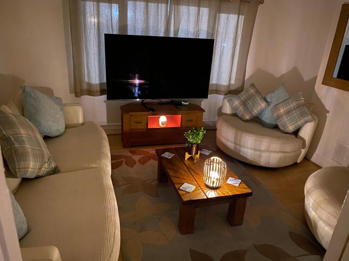 Spacious 2 Bed Apartment, Close To Village Shops คาร์ดิฟฟ์ ภายนอก รูปภาพ