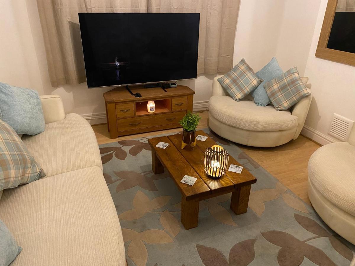 Spacious 2 Bed Apartment, Close To Village Shops คาร์ดิฟฟ์ ภายนอก รูปภาพ